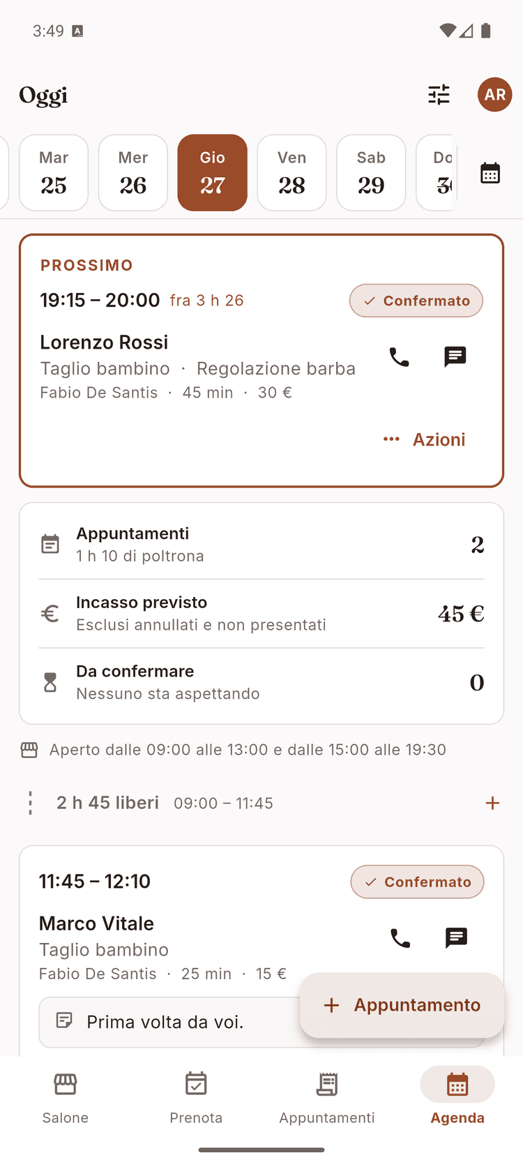 Agenda del titolare nell’app con la striscia dei giorni, il prossimo appuntamento alle 19:15 con nome del cliente e servizi, il riepilogo della giornata con incasso previsto e le ore libere.
