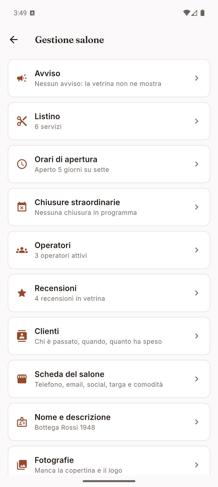 Menu di gestione del salone nell’app: listino con sei servizi, orari di apertura, chiusure straordinarie, tre operatori attivi, quattro recensioni e la scheda clienti.