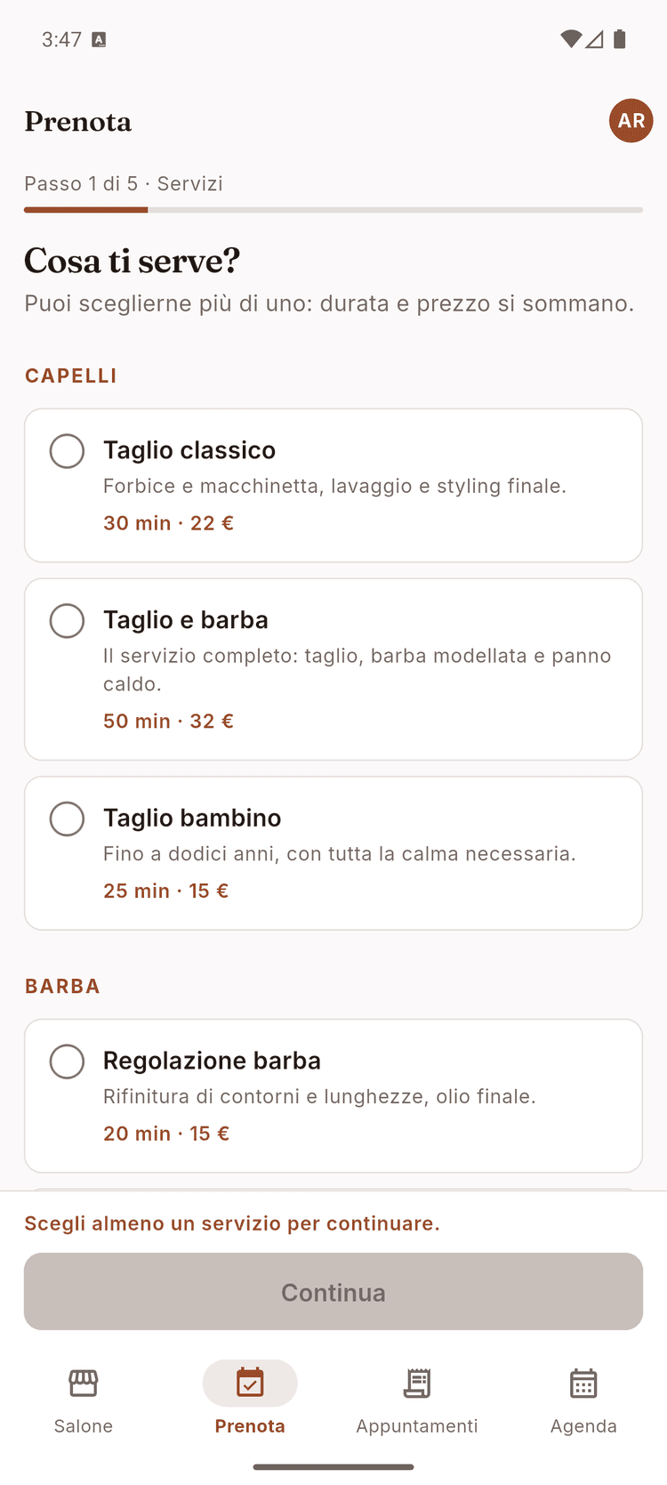 Primo passo della prenotazione nell’app: elenco dei servizi da scegliere con durata e prezzo, taglio classico 30 minuti a 22 euro.