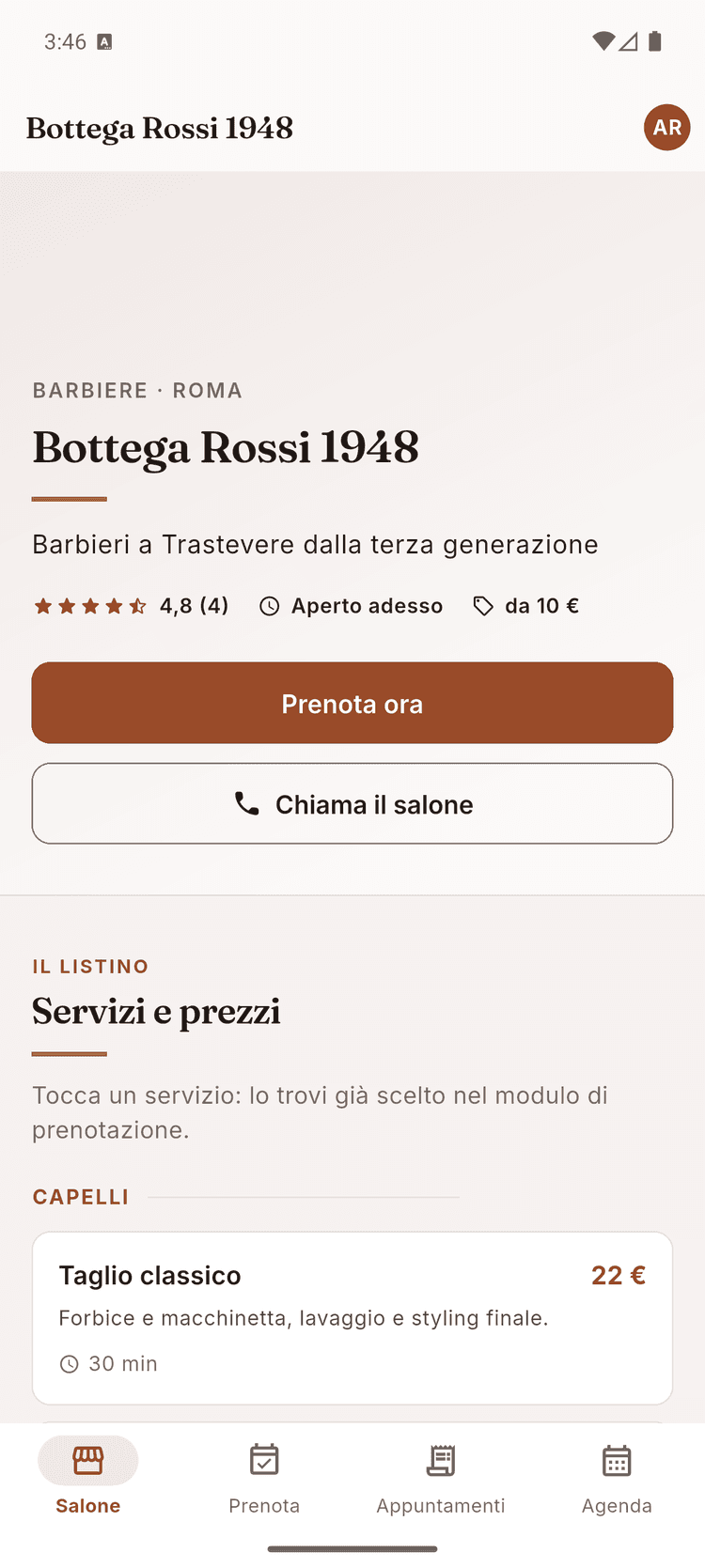 Schermata dell’app su fondo chiaro con il nome della barberia in carattere graziato, la valutazione di 4,8, i pulsanti Prenota ora e Chiama il salone e l’inizio del listino.